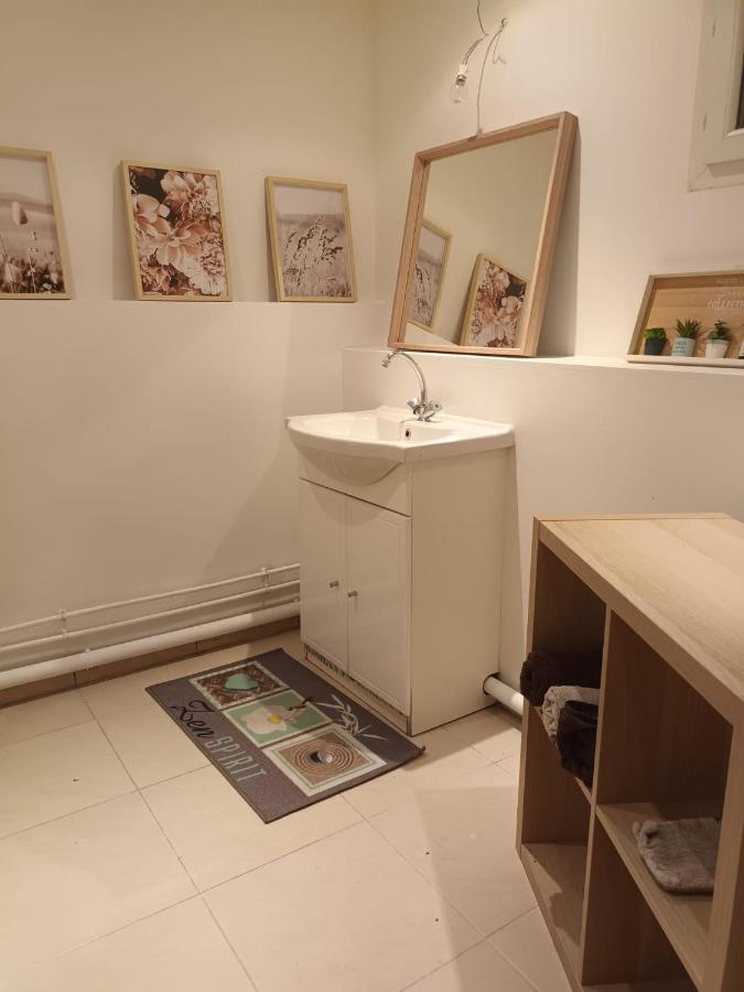 Location Venelles Villa Bagian luar foto