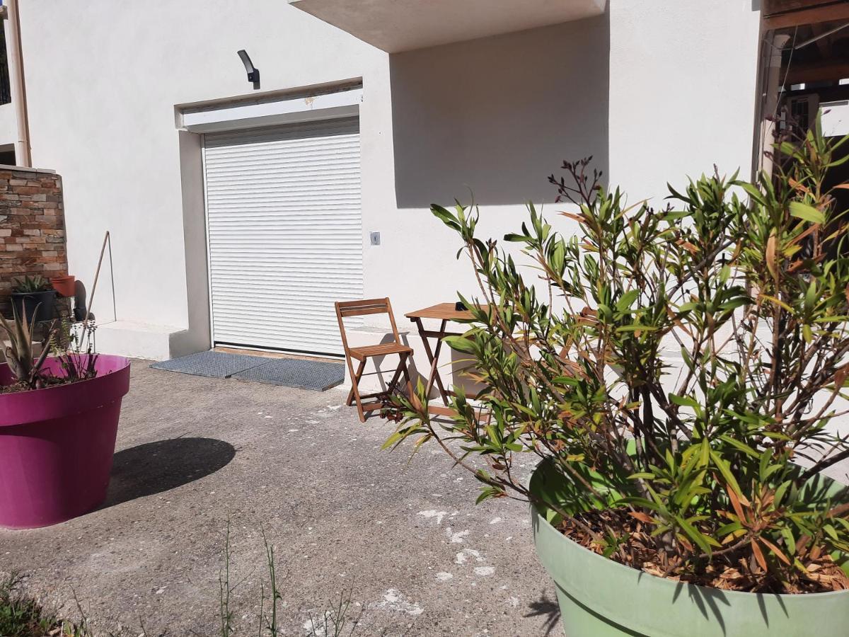 Location Venelles Villa Bagian luar foto